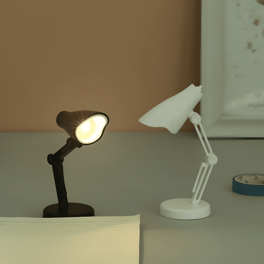 Évitez la fatigue oculaire grâce à notre Mini Lampe de Bureau. Un nouvel allié dans votre travail, lecture ou loisir : la minie lampe de bureau offre un éclairage confortable tout en étant pratique et mignon. Idéale pour illuminer votre espace de travail.