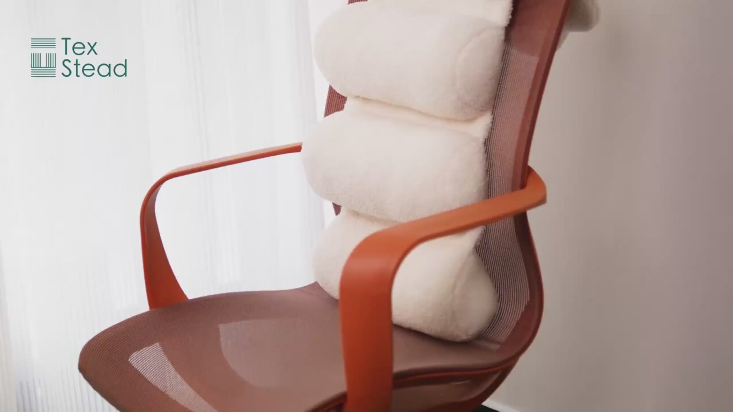 Charger la vidéo : Marre des douleurs dorsales au bureau ? Découvrez notre oreiller de soutien lombaire pour chaise de bureau. Avec ses 4 rouleaux de soutien lombaire, il soulage efficacement votre dos et favorise une posture saine.